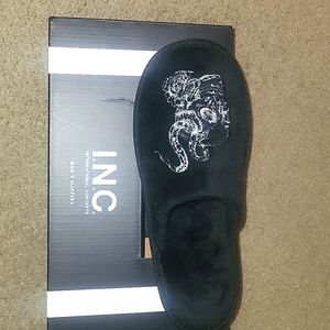 LAST CHANCE! NWT mens INC. slippers M 8-9. Blk/white snake design. BRAND NEW/BOX